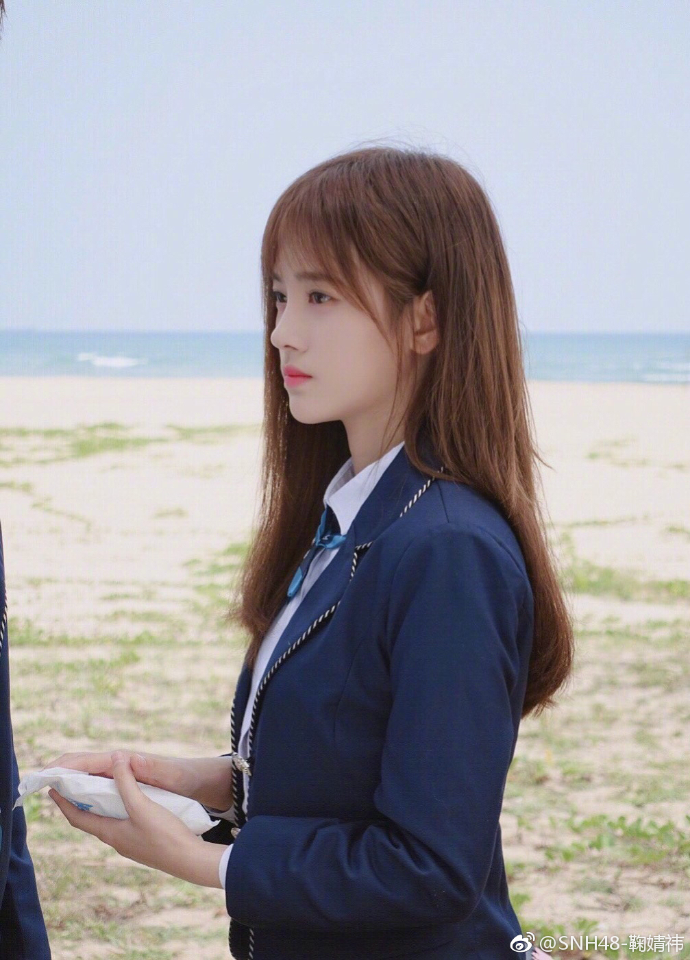 美女赏落花伤感青春流逝的年华,鞠婧祎美图