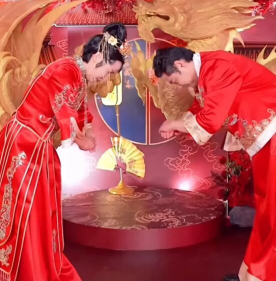 55岁的网红猫七七嫁给小18岁的新郎！黄晓明、刘晓庆送上新婚祝福
