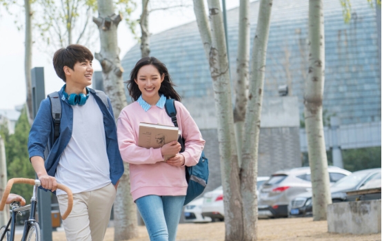 当代大学生“现状”，男生宁愿在宿舍里打游戏，也不愿追求女生