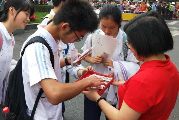 高考412分捡漏厦门大学，看到4年学费后有些发愁，难怪能捡漏