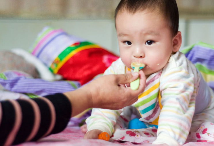 宝宝多大可以和大人一起吃饭？专家坦言：这个阶段过后都可以