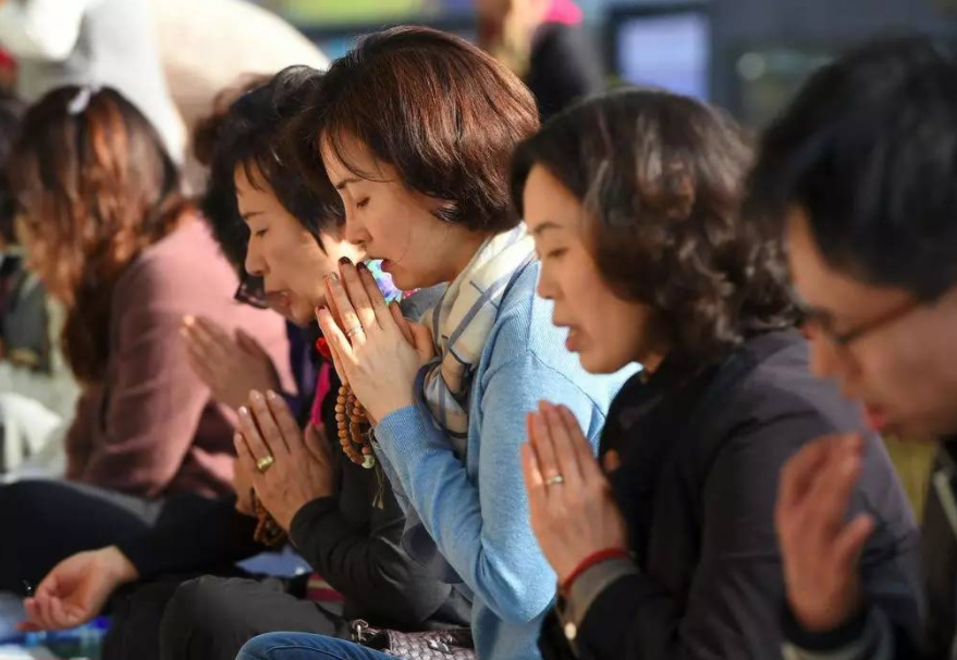 高考当天，家长有必要“全程陪考”吗，这位家长的做法值得学习