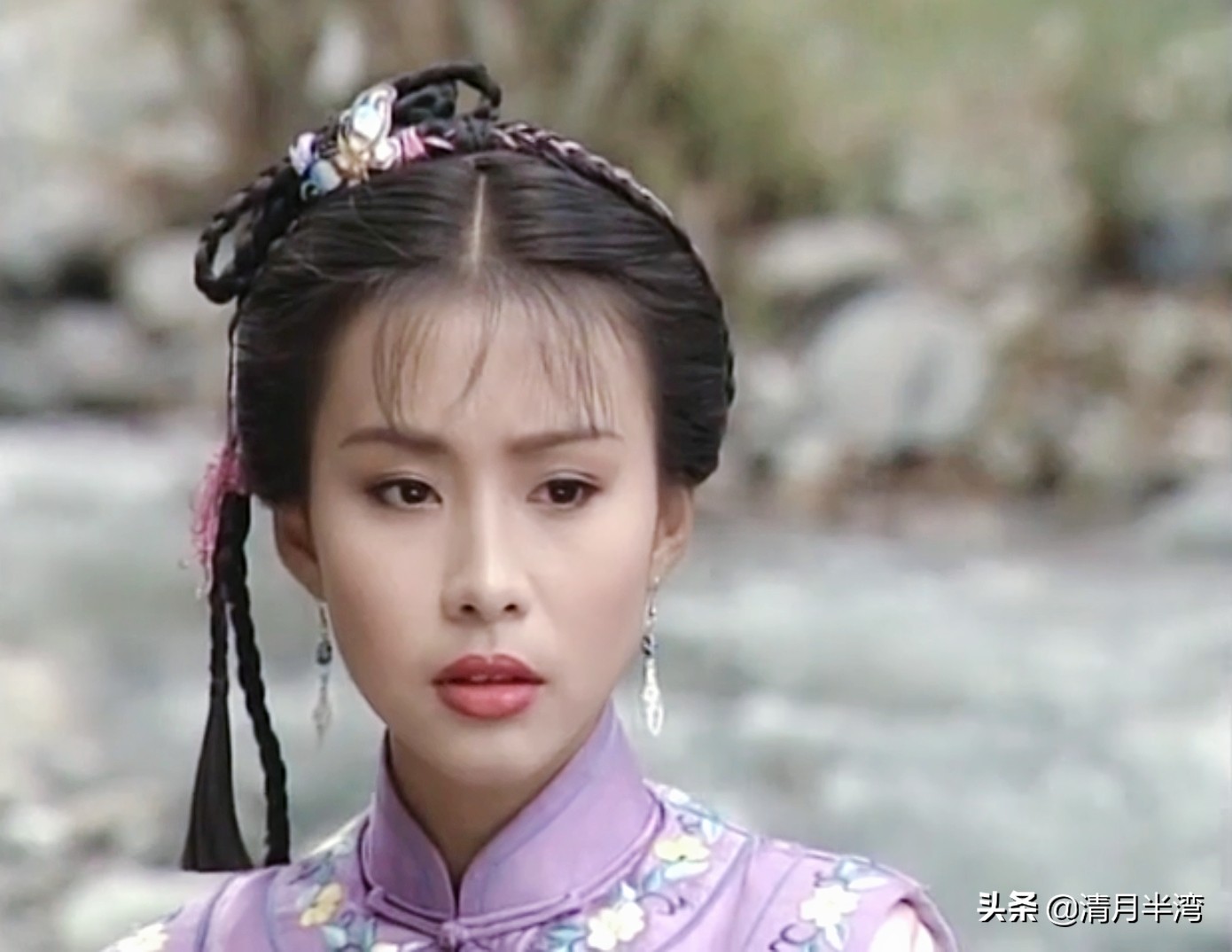 时隔两年,郭淑贤在《塞外奇侠》中一人饰演两角,一个是温雅聪颖的纳兰