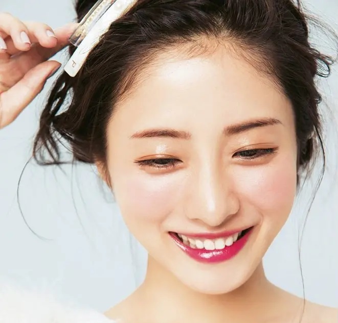 15岁获“完美少女”24岁低谷25岁癌症，石原里美逆袭国民女神