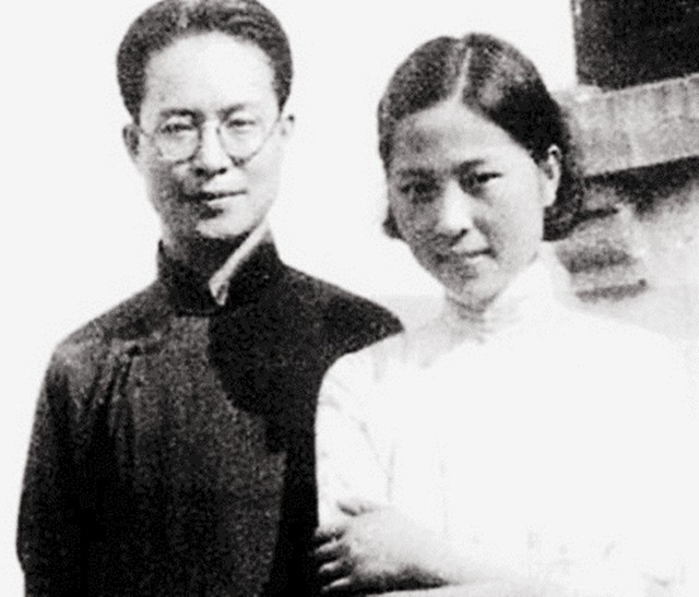 妻子卧病在床，他提前为妻子写挽联，妻子看后：我一定比你活得长