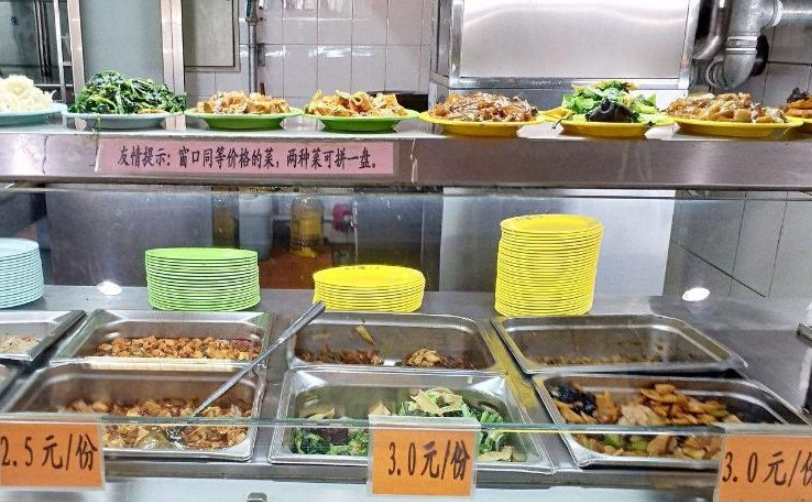 清华食堂内部照片曝光，引无数学生羡慕，果然优秀的人容易被善待