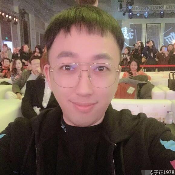 薛之谦摆拍，靳东写诗，张大大泪流满面，男人做作起来真要命