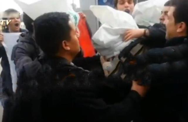 ������ͣ���������ܵ����ˡ����顱�д���һ��Ա���ŵ��ֻ�����