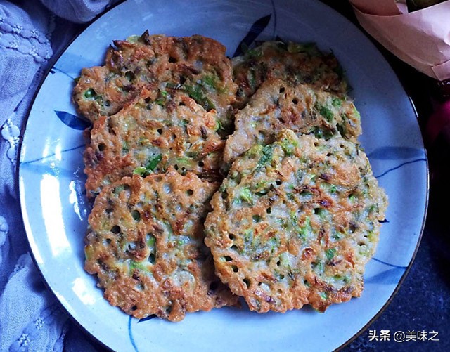 槐花饼怎么做好吃又简单？清香甘甜槐花饼的14种做法-第1张图片