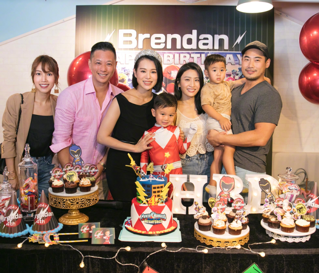 李乘德夫妇共度周末！两人吃路边摊超接地气，41岁胡杏儿素颜显老