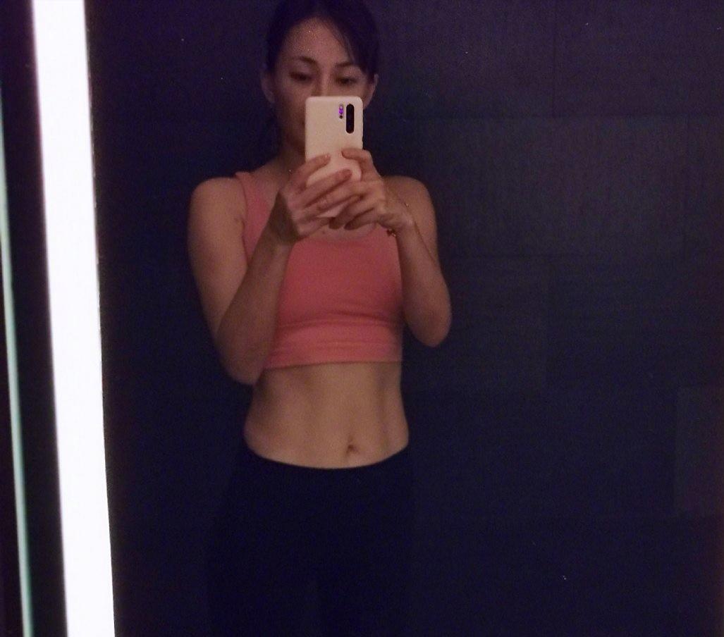 牛莉又晒近照，穿白毛衣和王为念共舞，状态超好不像快50岁的人