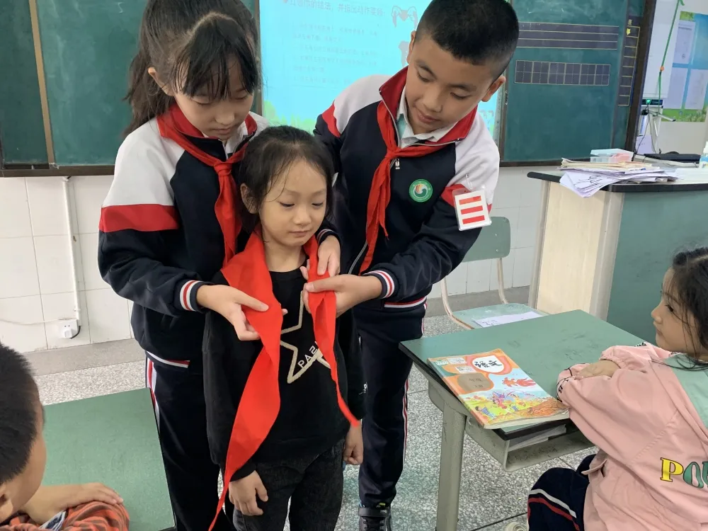 成都市各学校开展“少年先锋队建队日”系列活动