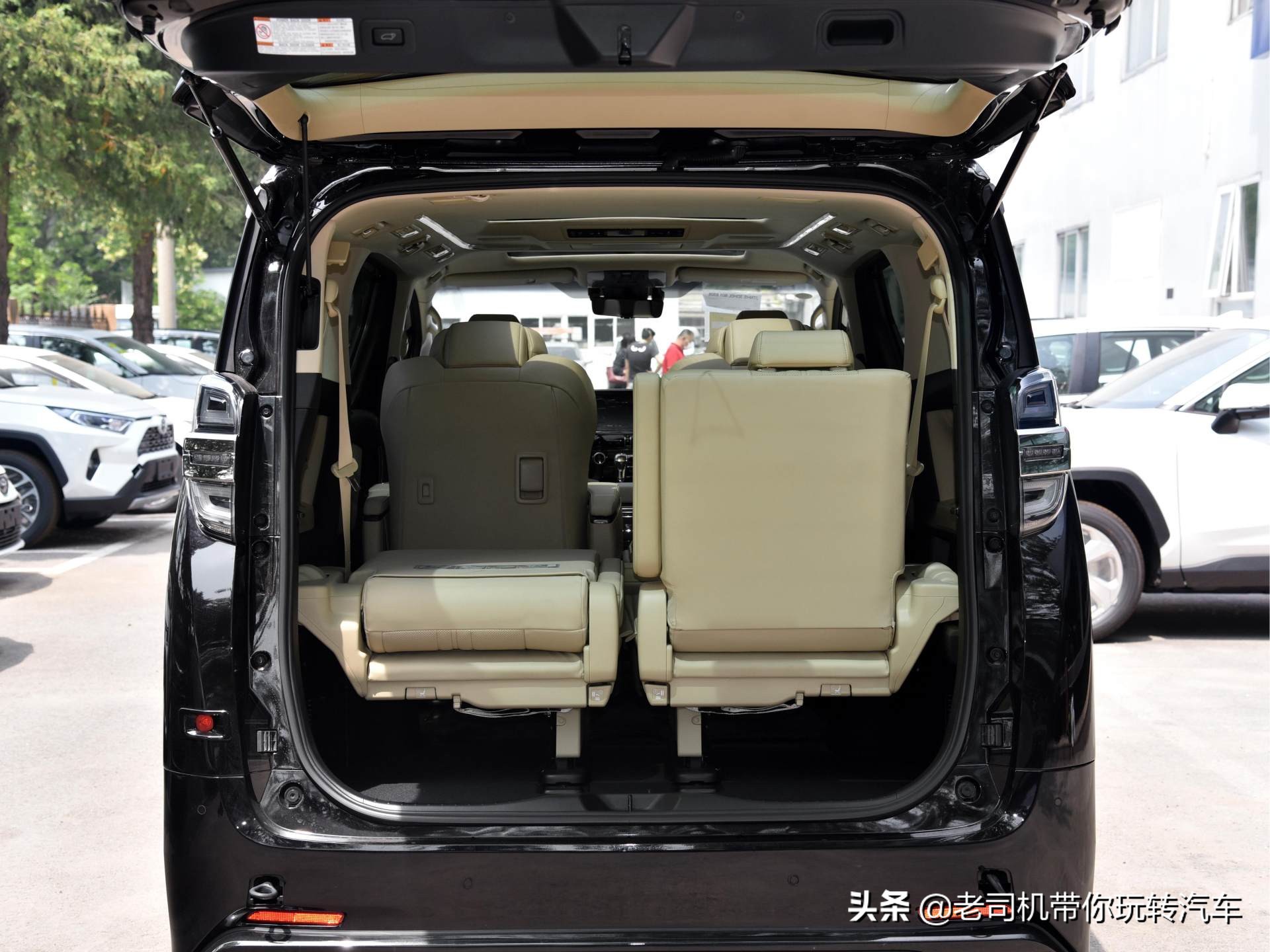 豪华还不加价，航空座椅MPV，7.1L油耗带四驱，带你看丰田威尔法