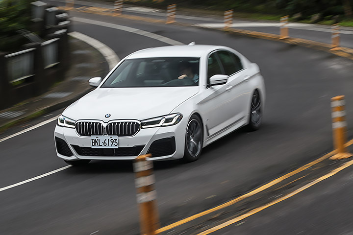 动力弱，但它是短轴的啊，试驾宝马520i M Sport