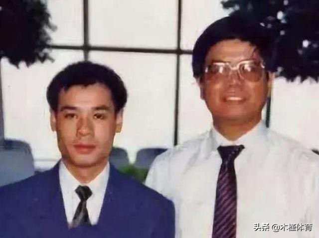 李宁的成长故事：8岁遇青梅，19岁夺6金，27岁入商海，30岁结连理