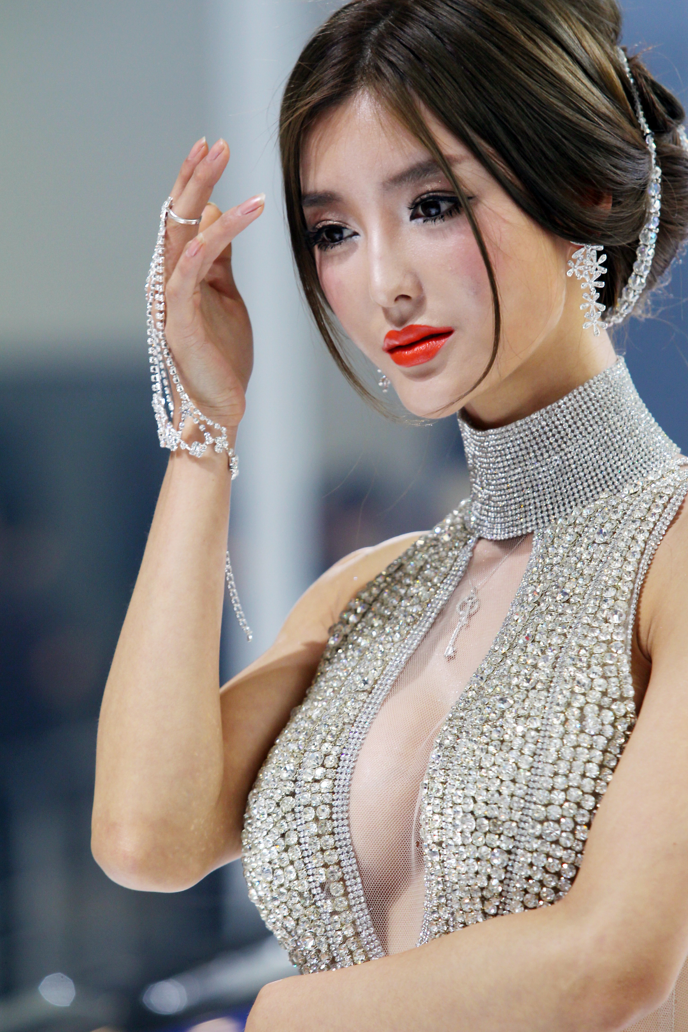 Is Li Yingzhi, the car model of that year, still active in the  image