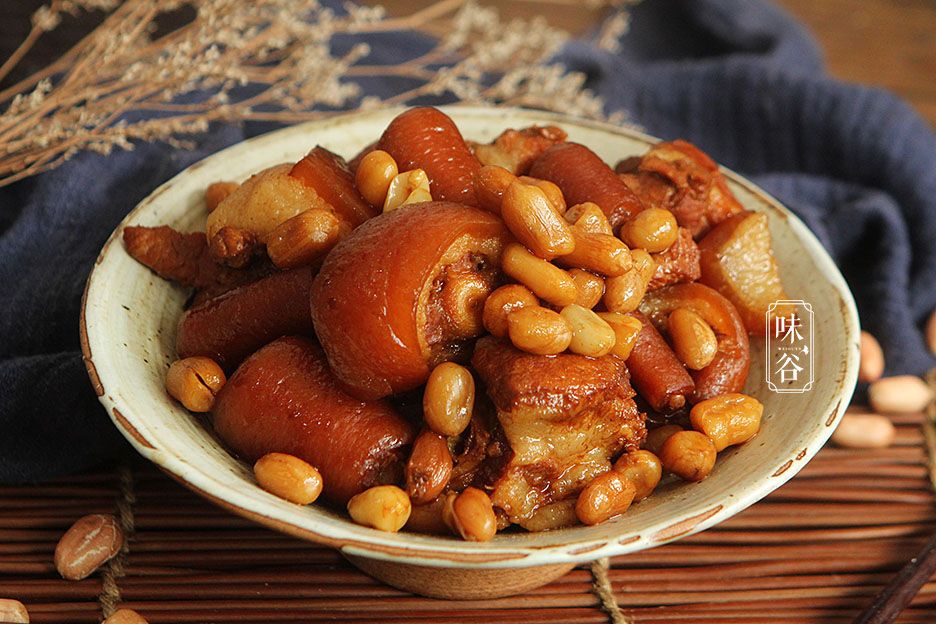 猪身上最美味的部位，和花生一起焖，鲜香营养，女人下饭男人下酒