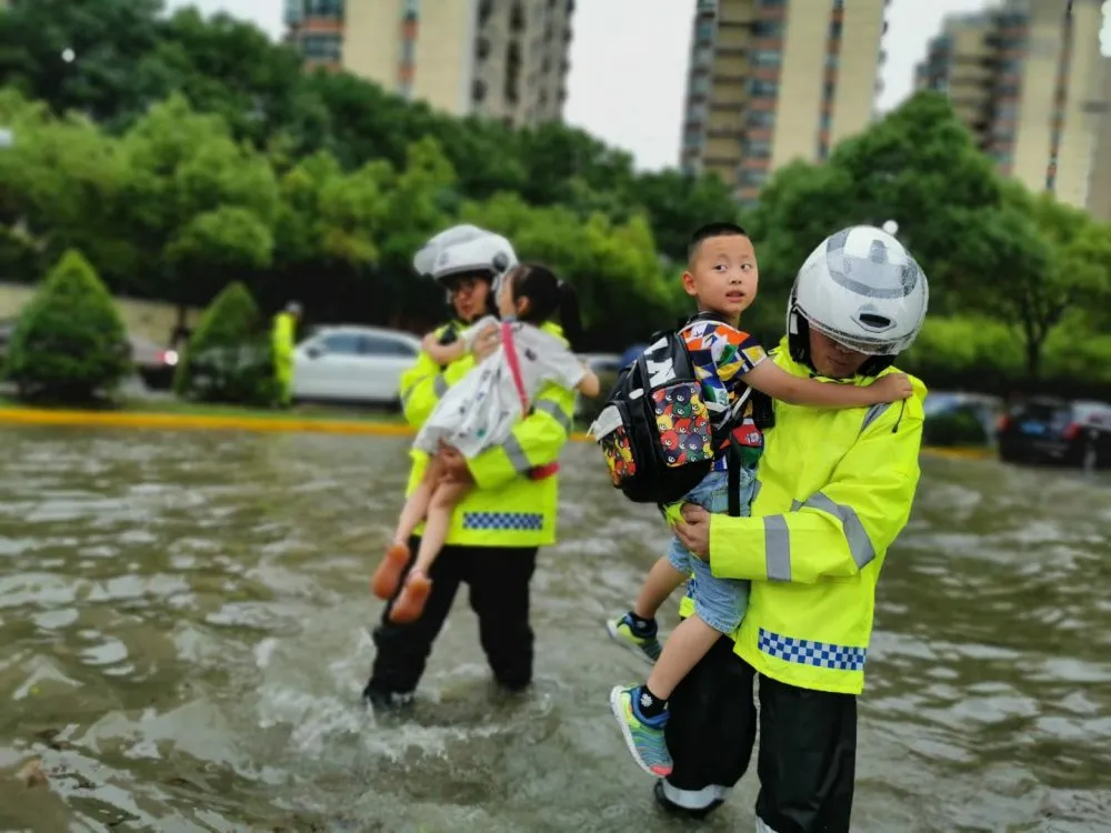 暴雨中的这四个动作，帅