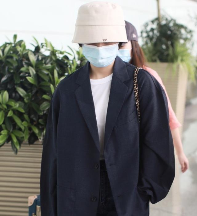 艺考北电第三的张子枫现身，包裹严实似心情低落，文化课不足400