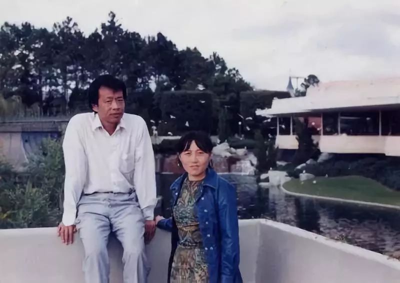 玩世不恭自嘲句：若觉人生艰难处，不如笑对风雨苦中作乐