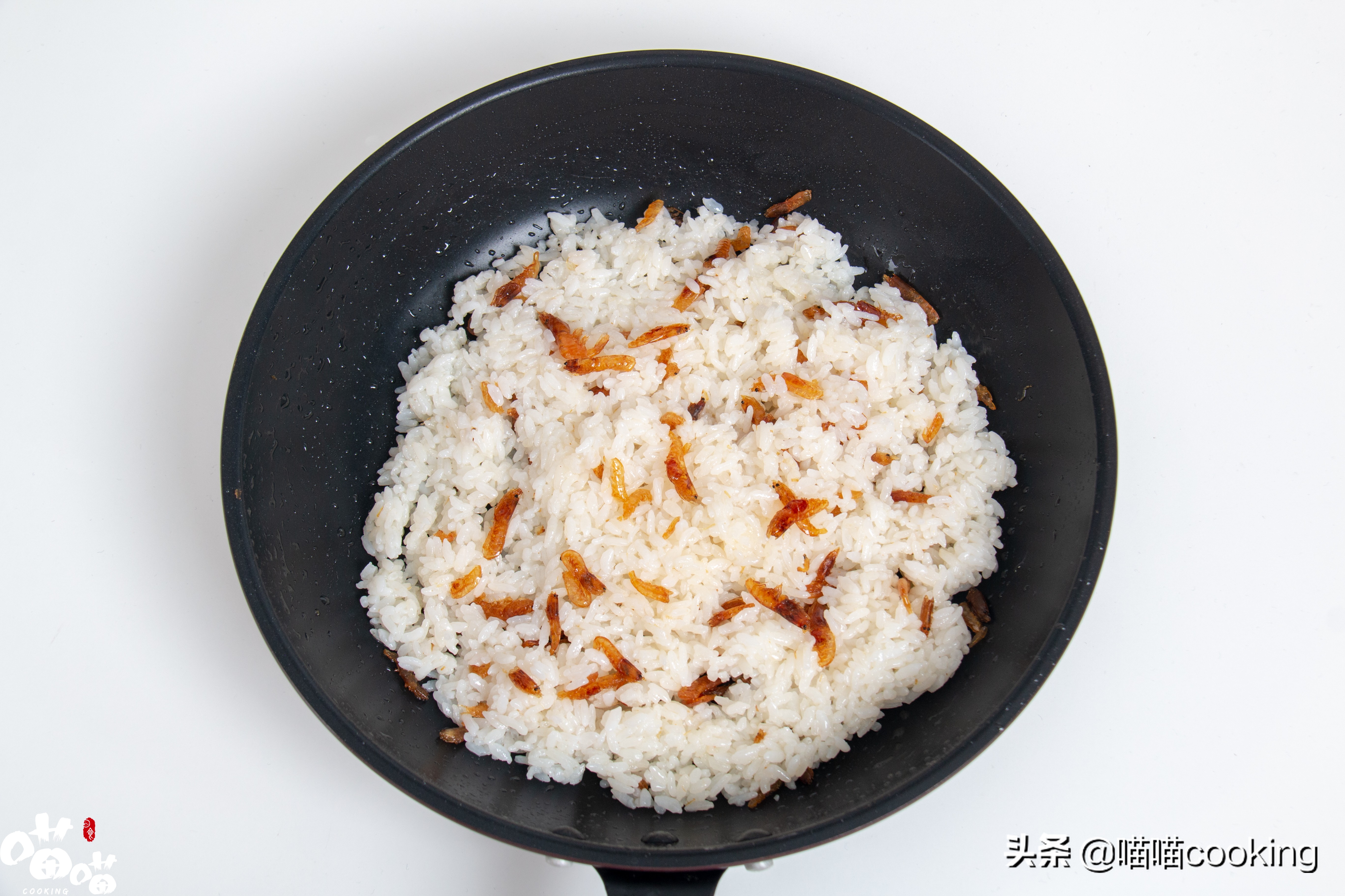 2碗米饭加1勺橄榄菜，下锅炒一炒，好吃不腻，大部分潮汕人都爱吃