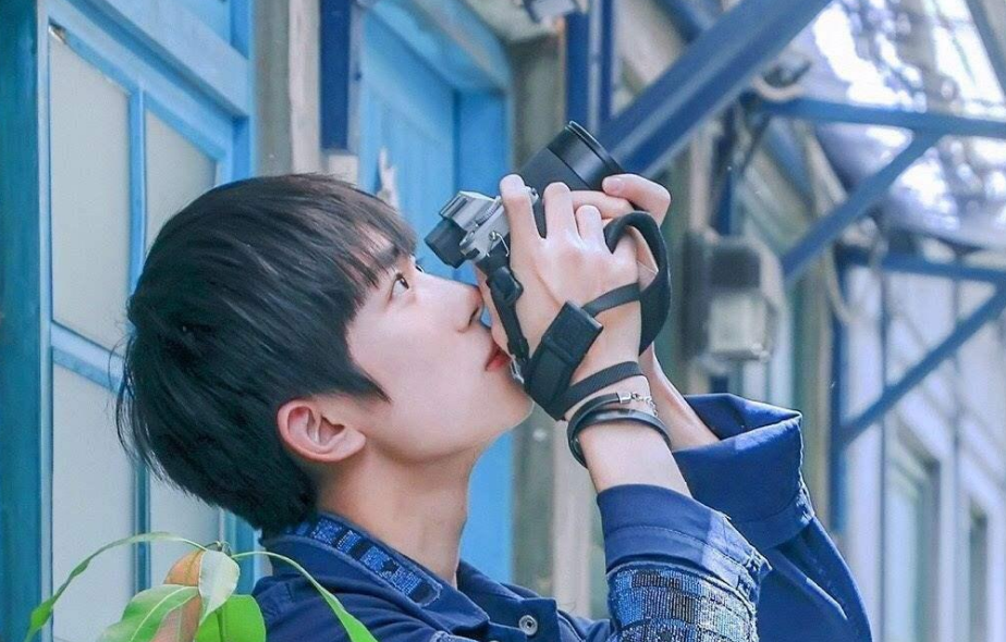 吉大女生无心上课，原来是一男生撞脸易烊千玺，网友：如本尊驾到