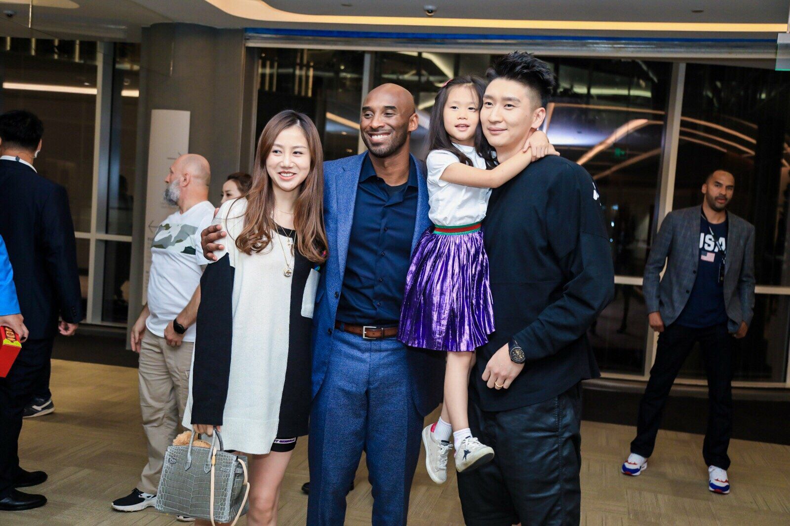 nba球星为什么老婆都是黑人(NBA球星中白人老婆与黑人老婆都有哪些优缺点，谁的老婆最美？)