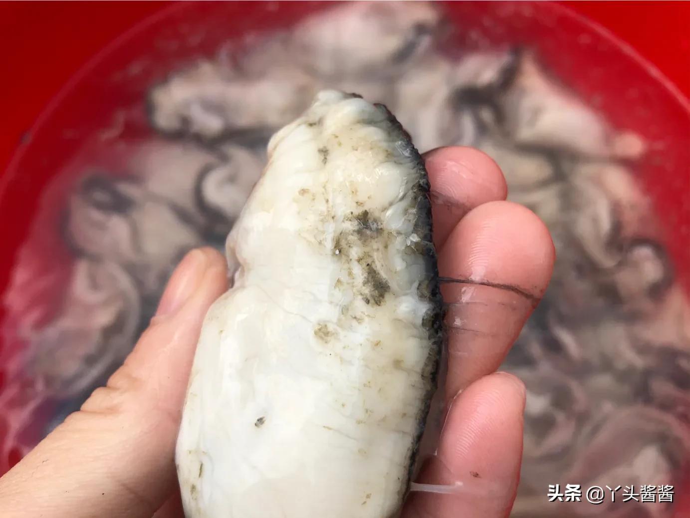 洗生蚝肉时，不要只放面粉，多加1样一起洗，脏东西全部跑出来