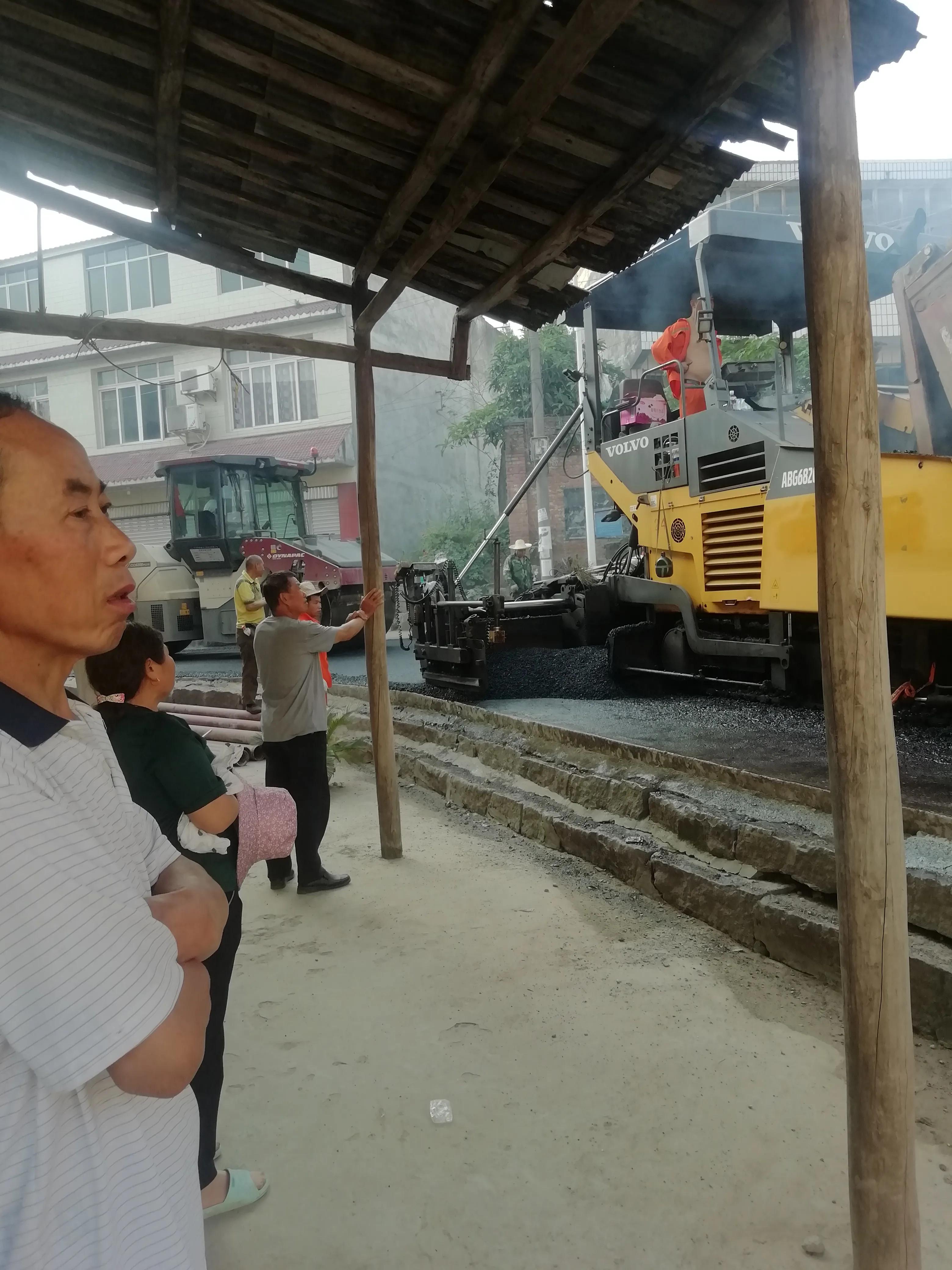 剑阁县武连镇的道路改造已经完成啦，全部铺成了沥青路面