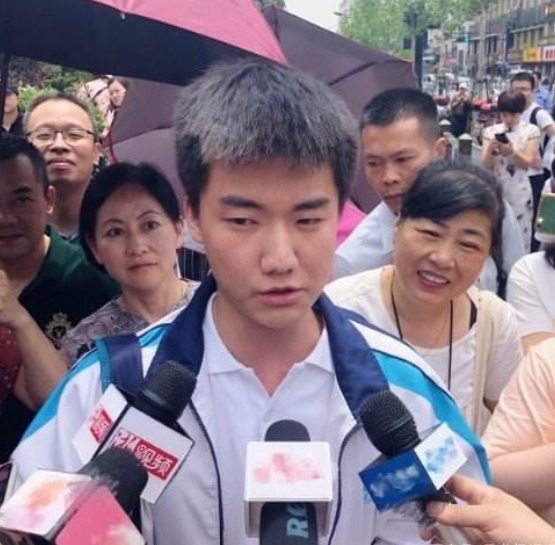 高考提前交卷，笑称题目太简单的浙江考生，最后去哪所学校了？