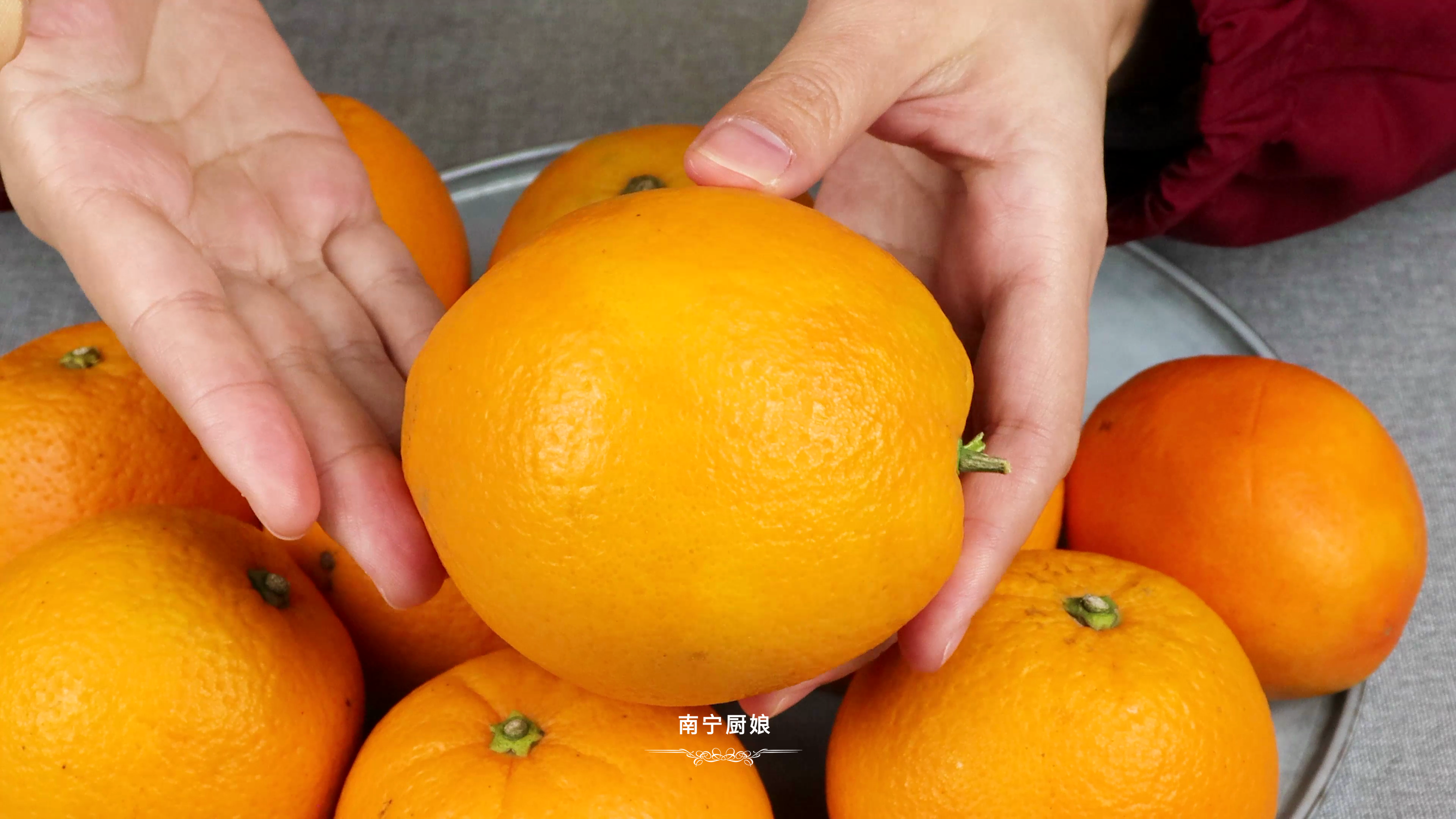 橙子要买“母”的才好吃，牢记4个挑选技巧，包你买到的香甜多汁