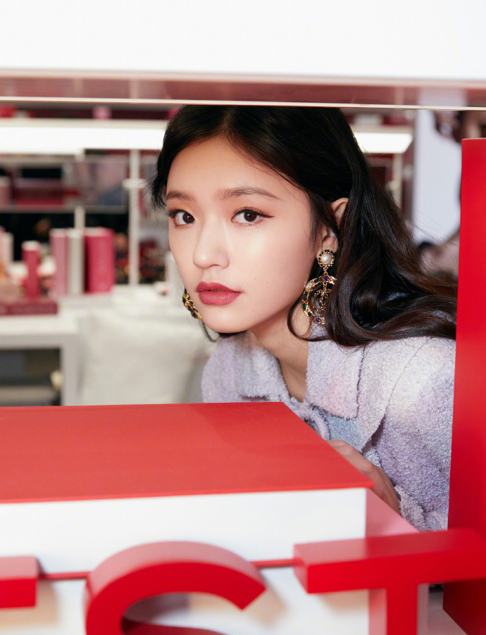 23岁林允现在太成熟了！镜头怼脸很自信，最吸睛的还是“蛋白肌”