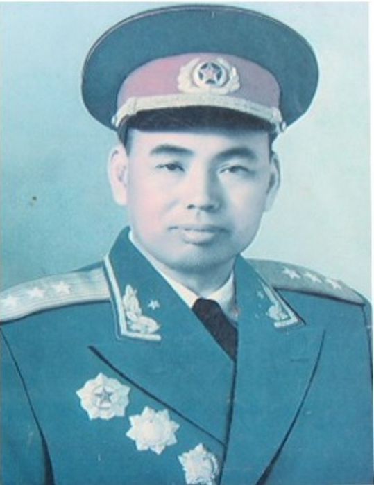 王洪文在十大视频中亮相，许世友曾三次顶撞上级