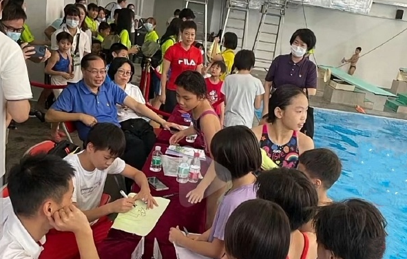 点赞！全红婵成名后奔走各大名校，传递正能量，拒绝综艺和代言