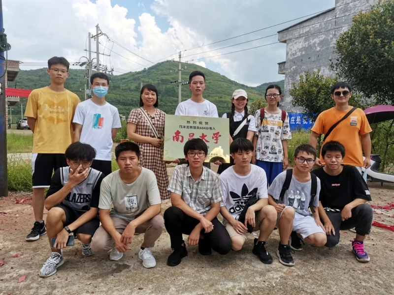 湖南考生邝洋龙，1岁成为“留守儿童”，今年高考，被211大学录取