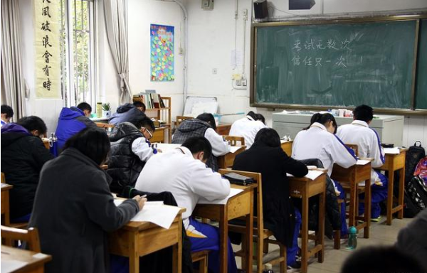 4省通知，2020届复读生迎来“不好消息”，家长：无奈