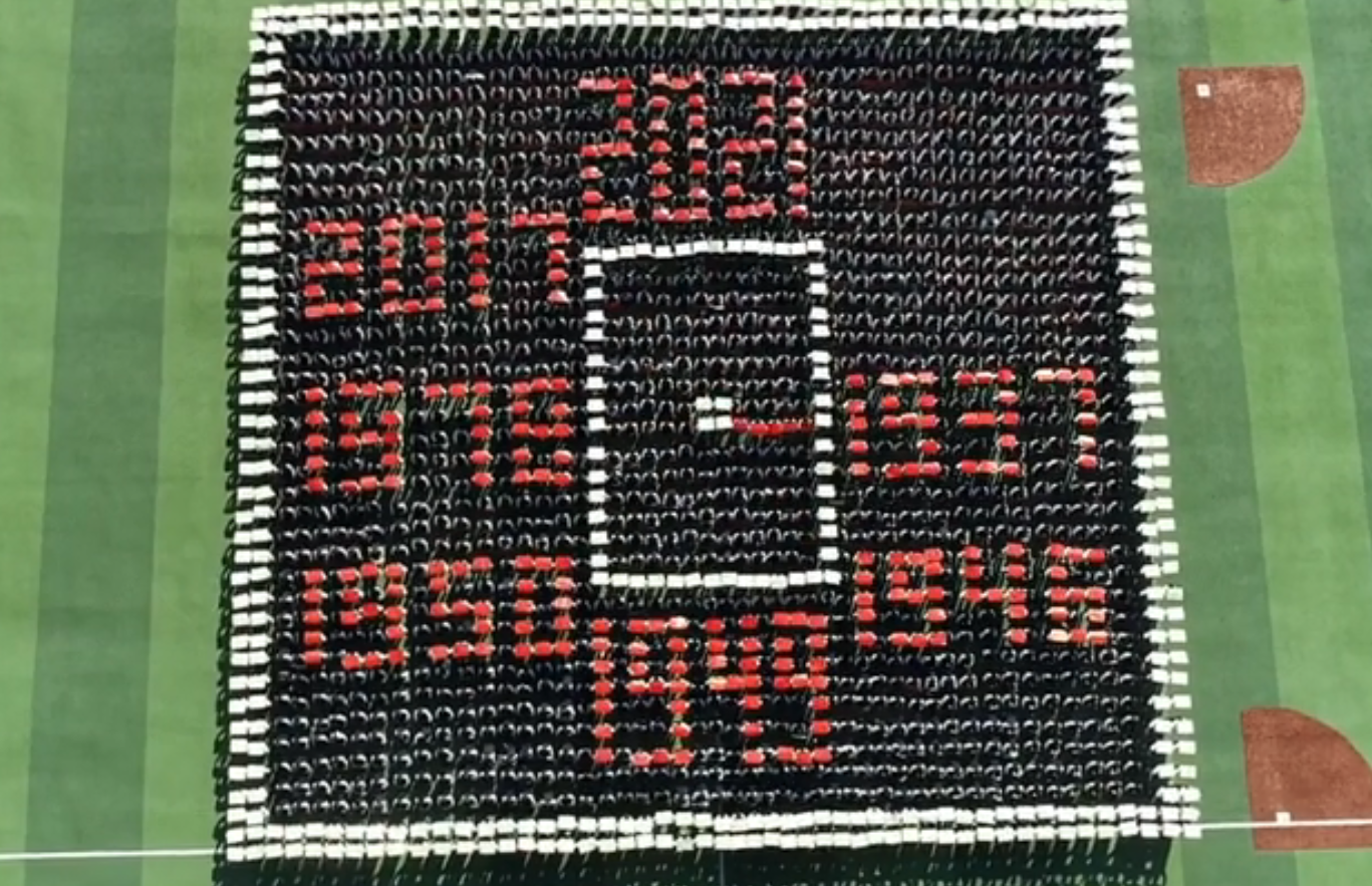 某大学军训表演引争议，舞蹈动作“辣眼睛”，女生旗袍开到大腿