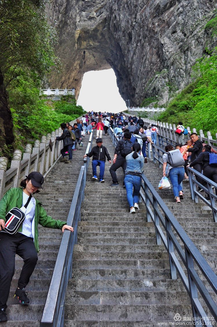 玉壶峰下松涛起，天界佛国掸尘埃！走遍千山万岭，唯天门山独有