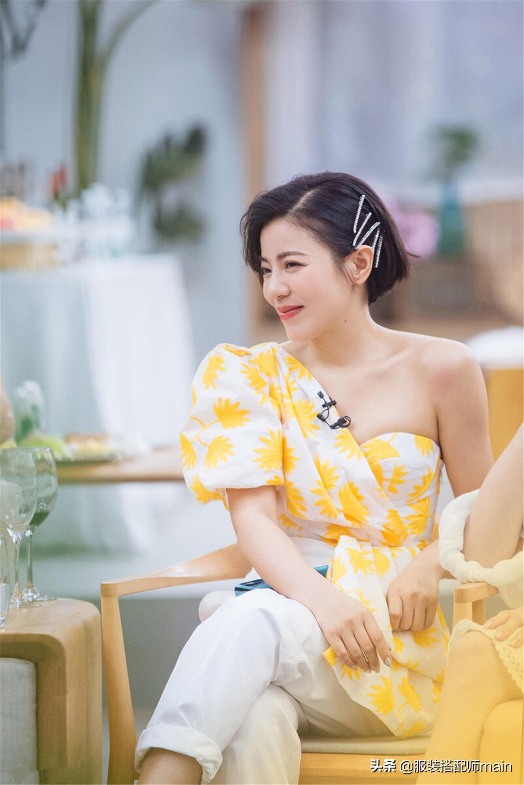 溜肩女孩不要慌，学会这4个穿衣技巧，气质拿捏得死死的