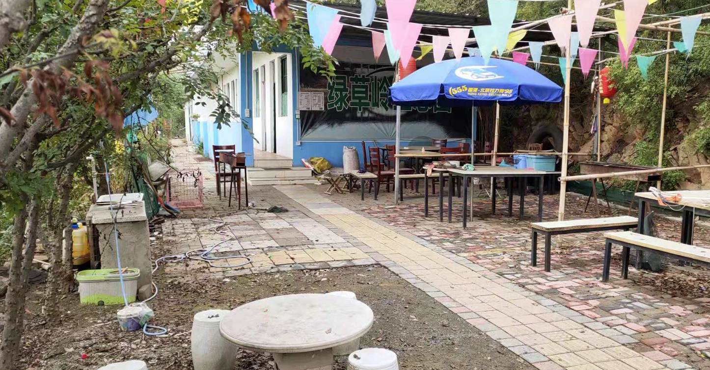 河北石家庄北部山区300亩农庄对外低价流转，水库旁有房子果园