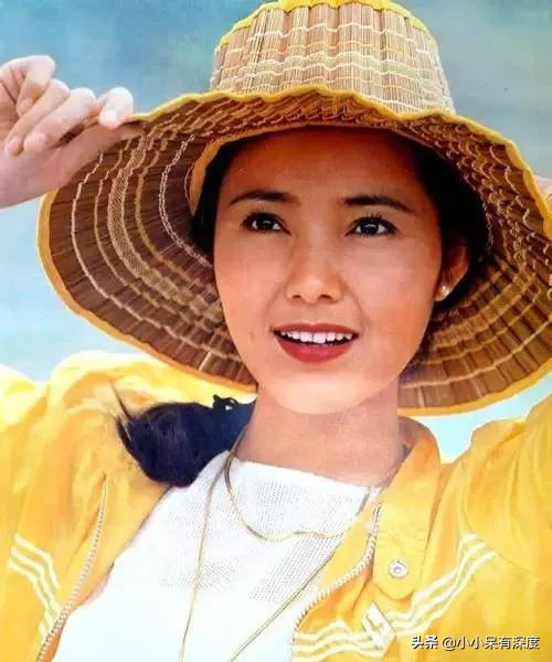 红牡丹姜黎黎,68岁风韵犹存,晒与老公近照,女儿遗传了她的美貌