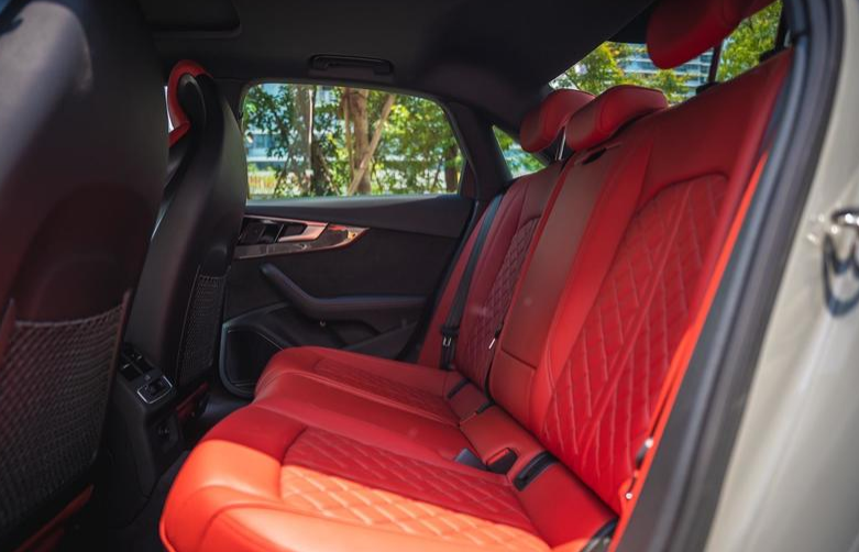 试驾奥迪S4，3.0T引擎声浪好听，操控扎实就是跑城市费油！