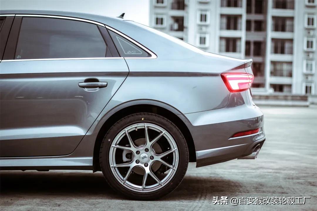 天生就是改装的好胚子，换个轮毂让奥迪A3更有“钢炮”味