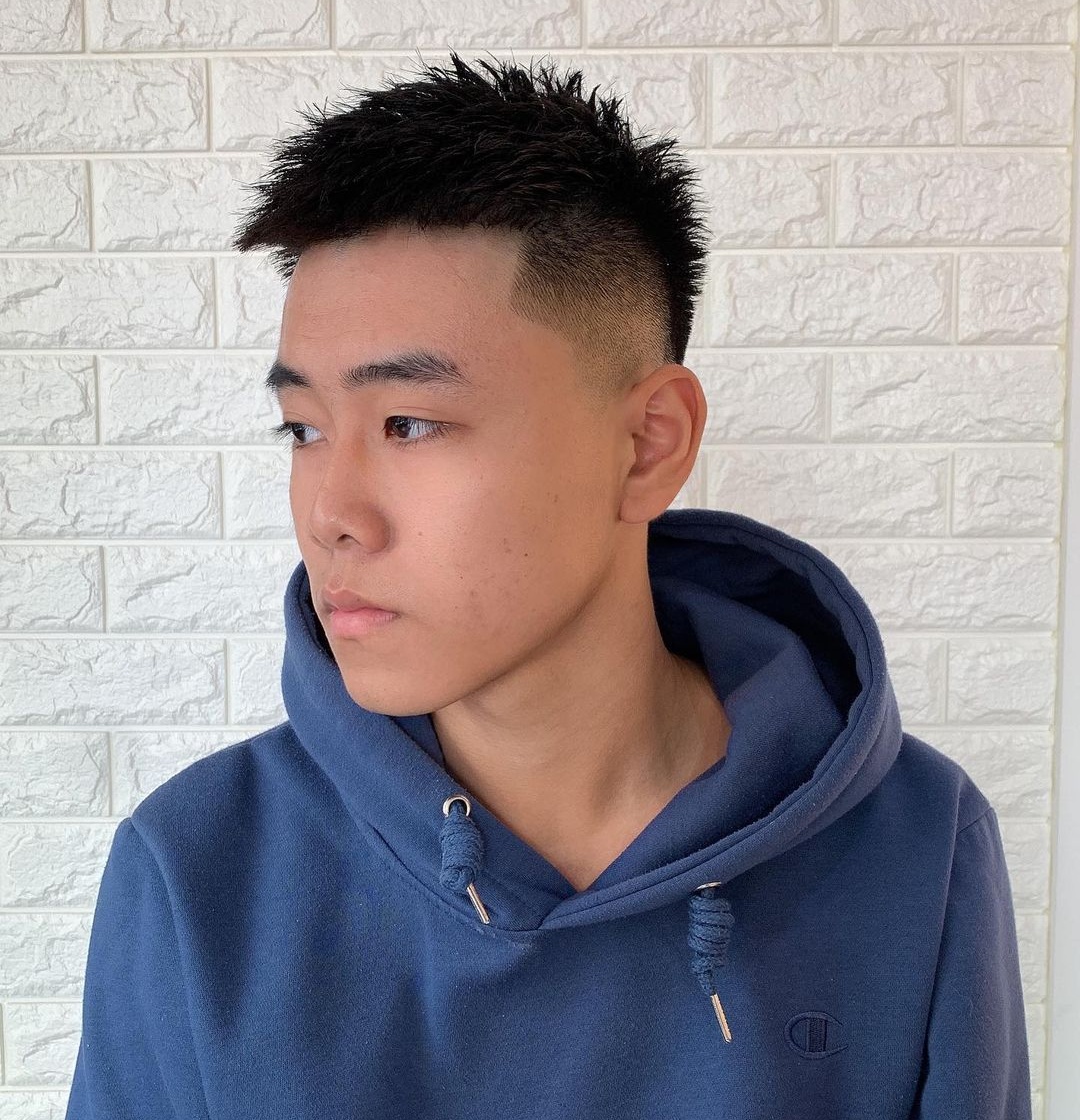 男生不管怎么剪发型,还是"两边铲光"比较帅气,干净利落显精神