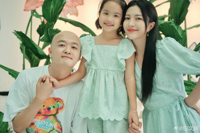 包文婧晒父母婚纱照，妈妈温柔知性，爸爸被赞比女婿包贝尔帅太多