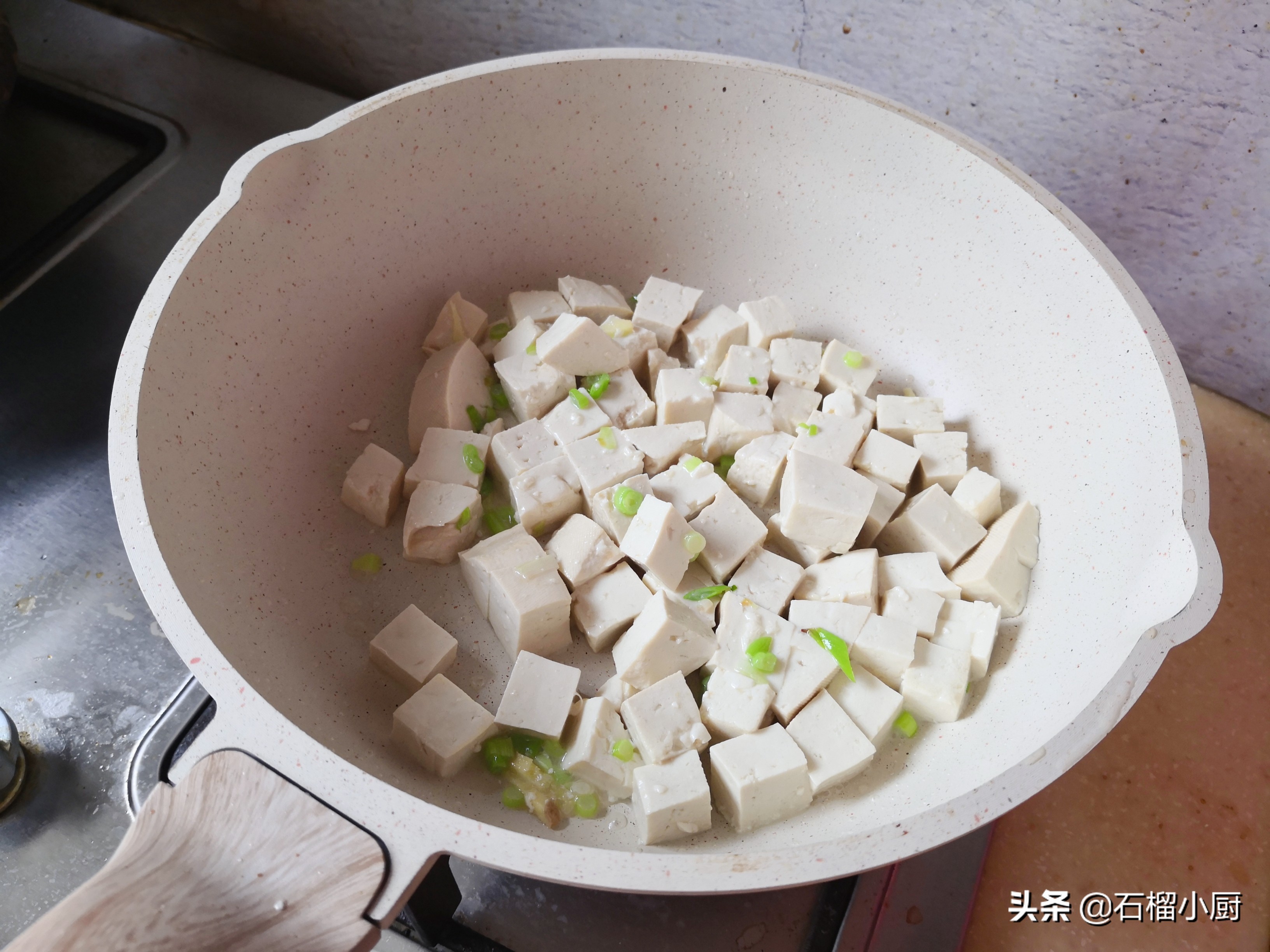 豆腐怎么做才好吃？麻辣鲜香开胃补钙，加一根它提味太多，太好吃