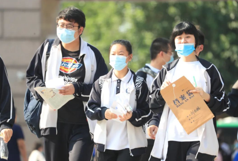 大一新生身份被公开，4064人里1033人是复读生，应届生直言不公平