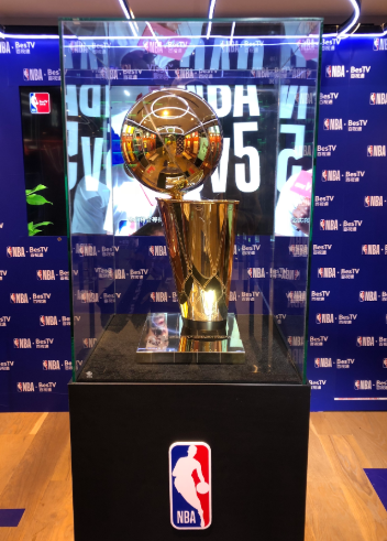 百视通nba为什么(NBA球星在墙上留言“互怼”！百视通直播NBA十周年主题展启动)