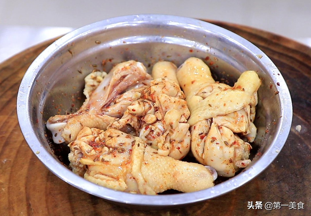 如何炸鸡腿教程（炸鸡腿零难度但却最好吃的做法分享）