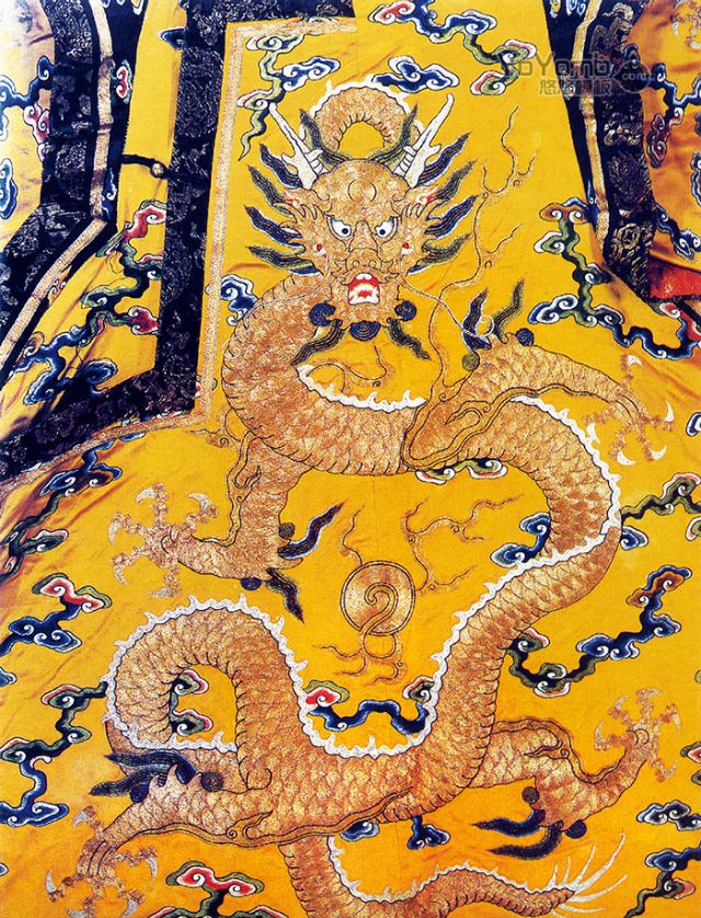 在刺绣中也经常出现龙的形象,在古代龙更是地位和尊贵的象征,只有"